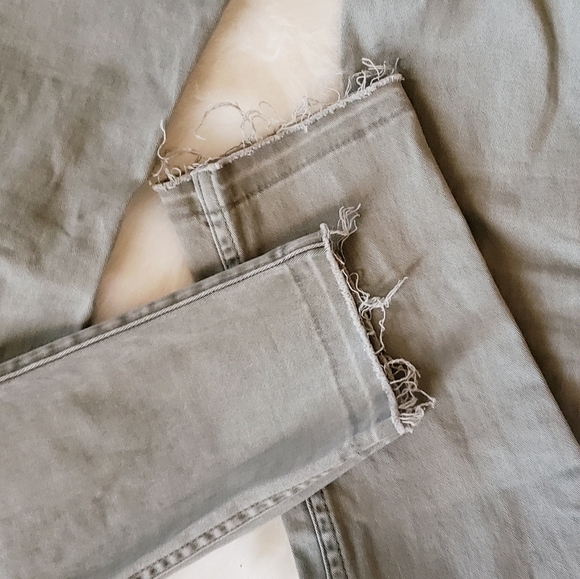 ⭐HP!⭐ Ripped Knee Hollister Jeans - Picture 8 of 8